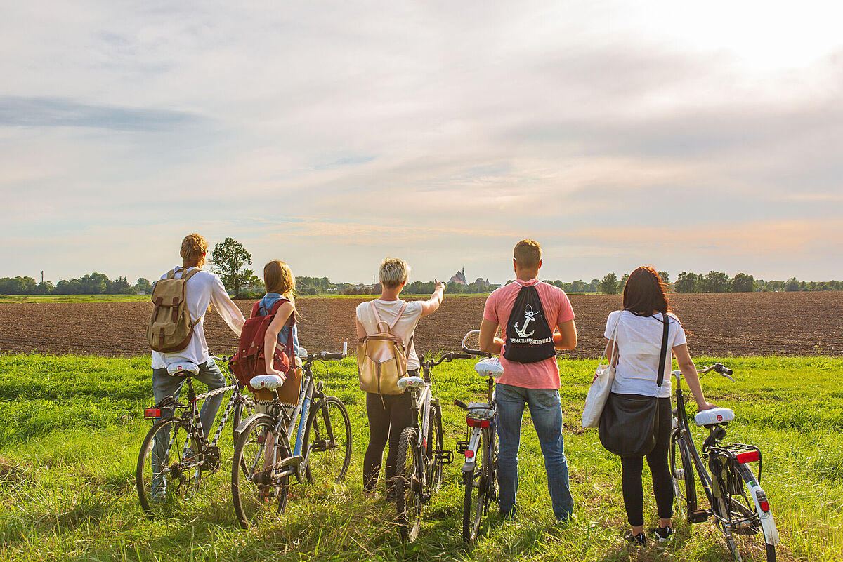 Studierende mit Rädern auf einem Ausflug im Umland
